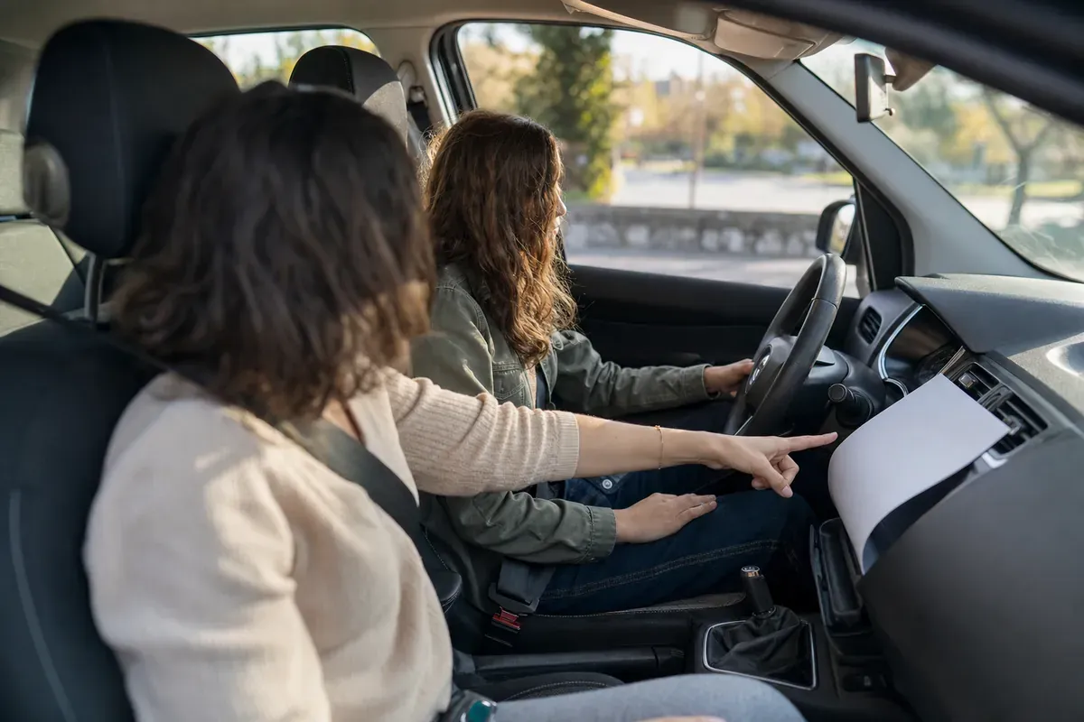 Élève et accompagnateur préparant calmement un trajet